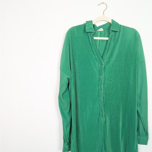The Post Kelly Green Plisse Button Front Romper Size L - Picture 3 of 9